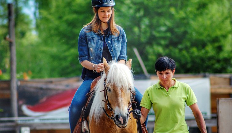 Priska Kelderer Pferd reiten Reitschule