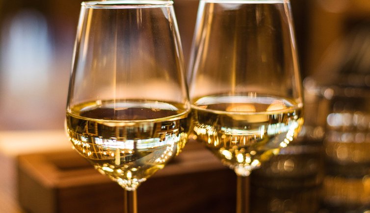 close up photography of wine glasses