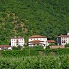 Il vecchio centro del paese &egrave; costituito da poche case e masi - Foto: AT, &copy; Peer