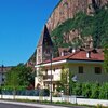Il paese Birti nei pressi di Vadena: l’imperatore Giuseppe II d’Asburgo fece restaurare la chiesa in una casa abitativa - Foto: AT, &copy; Peer
