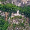Die Haderburg wacht von einem Kalkfelsen aus hoch &uuml;ber Salurn. Foto: AT, &copy; Peer