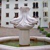Delfinbrunnen am Rathausplatz von Salurn. Foto: AT, &copy; Peer