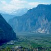 Die Salurner Klause (hier vom Salurnberg aus gesehen) trennt das mehrsprachige S&uuml;dtirol vom italienischsprachigen Trentino. Foto: AT, &copy; Peer