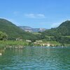 Il lago di Caldaro, un amato punto d’incontro lungo la Strada del Vino. Foto: EMS, &copy; Peer