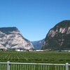 Die Salurner Klause, Sprachgrenze zwischen dem deutschen und italienischen Kulturraum, von Mezzocorona aus gesehen. Foto: AT, &copy; Peer
