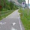 Landesgrenze zwischen Salurn und Cadino: Hier h&ouml;rt S&uuml;dtirol auf, das italienischsprachige Trentino beginnt. Der Radweg l&auml;uft weiter - lediglich die Randmarkierung wechselt von weiss auf gelb. Foto: AT, &copy; Peer