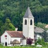 Sulla strada per Egna passiamo a Laghetti. Nell’immagine la chiesetta nei pressi del cimitero - Foto: AT, &copy; Peer
