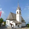 Das Dorf Gfrill liegt auf 1330 m Meeresh&ouml;he &uuml;ber dem S&uuml;dtiroler Unterland und ist &uuml;ber die Stra&szlig;e aus Salurn zu erreichen. Der Parkplatz neben der Kirche ist Ausgangspunkt der Wanderung. Foto: AT, &copy; Peer