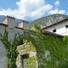 Vorbei am Ansitz Strehlburg geht es links in die Endergasse, richtung Rain, weiter. Foto: AT, &copy; Peer