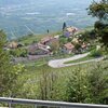 Immer stark ansteigend, geht es durch den Weiler Hofstatt zum oberen Limit der Weinbaugegend weiter hinauf. Foto: AT, &copy; Peer