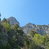 Ein Blick nach oben: Das Tresner Horn ist mit fast 1900 m H&ouml;he die h&ouml;chste Erhebung dieses Teils des Mendelgebirges. Von dort st&uuml;rzt sich der Fennerbach nach Margreid hinunter - bei starken Regenf&auml;llen muss die Stra&szlig;e nach Fennberg wegen Murengefahr auch schon mal gesperrt werden. Foto: AT, &copy; Peer