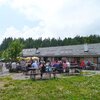 Trotz des wechselhaften Wetters herrscht reger Betrieb in der Gastwirtschaft der Hornalm. Foto: AT, &copy; Peer