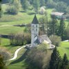 Im April ist der Fr&uuml;hling in Fennberg noch nicht ganz angekommen. Im Bild die Kirche St. Leonhard der Streusiedlung Unterfennberg, Teil der Gemeinde Margreid auf etwa 1100 m Meeresh&ouml;he. Foto: AT, &copy; Peer