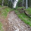 Steinige Sache: Auch auf den breiteren Abschnitten des Abstiegs sollte man aufpassen, wohin man seinen n&auml;chsten Schritt setzt. Foto: AT, &copy; Peer
