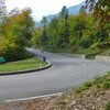 Hier trifft unser Weg die Mendelstra&szlig;e, die sich zum Mendelpass hinauf windet. Foto: AT, &copy; Peer