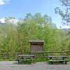 Die Frizzi Au s&uuml;dlich von Bozen (im April 2010): Rastpl&auml;tze f&uuml;r Radfahrer gibt im Abstand von wenigen Kilometern. Foto: AT, &copy; Peer