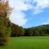 Hinter dem Gandberg in der N&auml;he von Schloss Matschatsch, kommen wir auf eine ausgedehnte Wiesenlichtung. Foto: AT, &copy; Peer