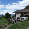 Die Cislon Alm ist ideal f&uuml;r Familien und bietet viel Platz zum Spielen, w&auml;hrend die Erwachsenen eine Erfrischung auf der Sonnenterrasse genie&szlig;en k&ouml;nnen. Foto: AT, &copy; Peer