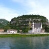 Bevor wir nach links Richtung Stadtzentrum abbiegen sehen wir auf der gegen&uuml;berliegenden Seite der Etsch die urt&uuml;mliche, romanische Kirche von Sant’Apollinare. Foto: AT, &copy; Peer