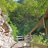 Einige kleine Schluchten werden auf Holzbr&uuml;cken &uuml;berwunden. Foto: AT, &copy; Peer
