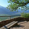 Zum Schlu&szlig; geht es kurz richtig aufw&auml;rts, die Sicht auf Terlan und seine Umgebung wird besser. Ein kleiner Rast- und Aussichtspunkt l&auml;dt ein, das Panorama zu genie&szlig;en. Foto: AT, &copy; Peer