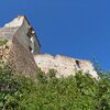 Blick nach oben: Die Burg Neuhaus, auch Maultasch genannt, thront ober dem Weg. Foto: AT, &copy; Peer