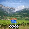 Un paio di rotatorie pi&ugrave; avanti raggiungiamo la Strada del Vino tra Caldaro e Termeno. Qui seguiamo le indicazioni per Termeno - Foto: AT, &copy; Peer
