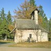 Nach einem Abschnitt durch den Wald erreichen wir St. Ulrich - im Bild die kleine Kapelle neben dem Hof. Foto: AT, &copy; Peer