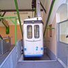 Die kleine Seilbahn wird von der Bergstation aus gesteuert - Lautsprecherdurchsagen helfen beim Einstieg. Foto: AT, &copy; Peer