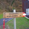Die Markierung des Weges zum Wasserfall zeigt auch die Wanderung zu den Scholerh&ouml;fen an, die hoch ober Vilpian auf etwa 550 m liegen. Wer m&ouml;chte, kann den Spaziergang also zu einer Wanderung erweitern. Foto: AT, &copy; Peer