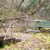 Am Dorfrand beginnt der kurze Waldweg zum Wasserfall. Jetzt im Herbst ist es ein richtiger Bl&auml;tterwald, der auch rutschig sein kann. Foto: AT, &copy; Peer