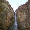 Der M&ouml;ltener Bach und der Verschneider Bach flie&szlig;en zum Vilpianer Bach zusammen, der dann &uuml;ber diese Klippe aus Porphyr ins Etschtal hinunterst&uuml;rzt. Foto: AT, &copy; Peer