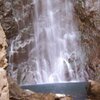 Und f&auml;llt dann in ein kleines Sammelbecken, bevor das Wasser im Bach dann seinen Lauf fortsetzt. Foto: AT, &copy; Peer