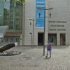 Der Verdiplatz vor dem Bozner Stadttheater ist Ausgangspunkt dieser Radwanderung. Hier steht die Infotafel (rechts im Bild) mit dem Wegweiser zum Radweg am Eisack. Foto: AT, &copy; Peer