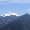Das Schwarzhorn erstrahlt noch in winterlicher Pracht, w&auml;hrend wir den Fr&uuml;hling in vollen Z&uuml;gen genie&szlig;en. Foto: JO, &copy; Peer
