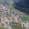 Am Schluss unserer Wanderung geht es steil bergab nach Truden. Blick auf die Ortschaft. Foto: JO, &copy; Peer