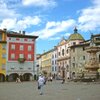 Die Piazza del Duomo in Trient erz&auml;hlt von der reichen Vergangenheit der Bischofstadt. Foto: AT, &copy; Peer