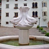 salurn delfinbrunnen am rathausplatz