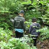 Kaltern wandern Bach Kinder spielen Wald Troepfltal RD