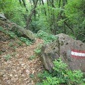 Kaltern Troepfltal Markierung Weg wandern RD