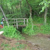 Wald Troepfltal Kaltern Bruecke Kinder wandern Bach RD