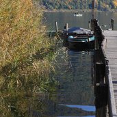 Kaltern Kalterer See Herbst Aufdem Stegkannmandieletzenwarmen Sonnenstrahelneinfangen