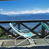 mendel ueberetscher huette rifugio oltradige cai liegestuehle auf terrasse