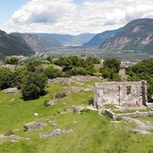 RS dji Castelfeder Ruine Barbara Kapelle Blick nach Bozen