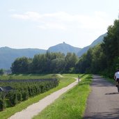 RS etsch radweg bei pfatten dahinter leuchtenburg