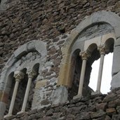 Schlossruine Boymont Front Fenster Rundbogen RD P