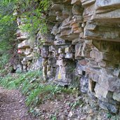 wanderweg obersirmian gaid gesteinsschichten