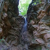 wanderweg obersirmian gaid gesteinsschichten wasser rinnsaal