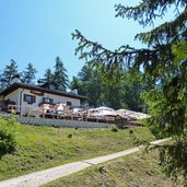 mendel roen rifugio mezzavia halbweg huette