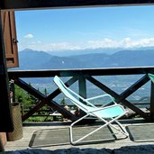 mendel ueberetscher huette rifugio oltradige cai liegestuehle auf terrasse